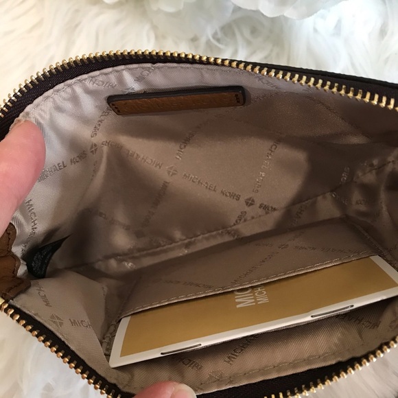 Final sale ✨Michael Kors Large Jet set wristlet - Picture 7 of 8